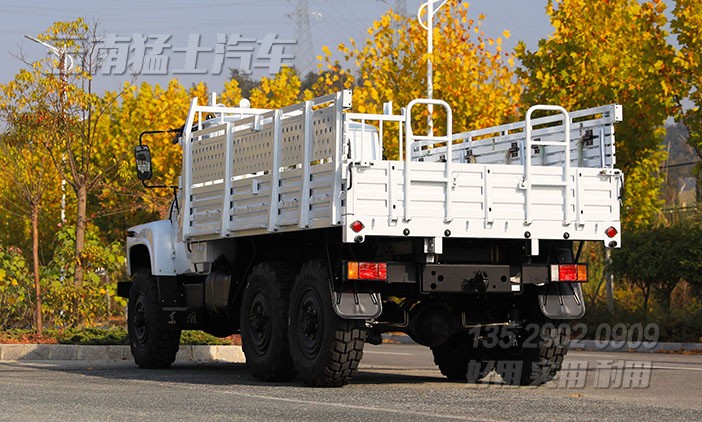 山地卡車,多功能山地卡車,全驅運輸車,東風EQ240,越野載貨汽車